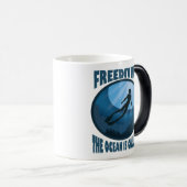 Freediving -海が水中ダイバーを呼び出している モーフィングマグカップ (正面右)