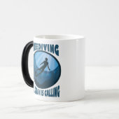 Freediving -海が水中ダイバーを呼び出している モーフィングマグカップ (正面左)