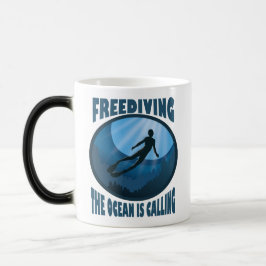 Freediving -海が水中ダイバーを呼び出している モーフィングマグカップ