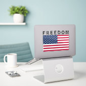 FREEDOMの文字が入ったアメリカ国旗 シール (デスク上のノートパソコン)