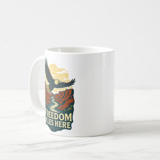 Freedom Flies Here Retro Eagle Artwork コーヒーマグカップ (正面左)