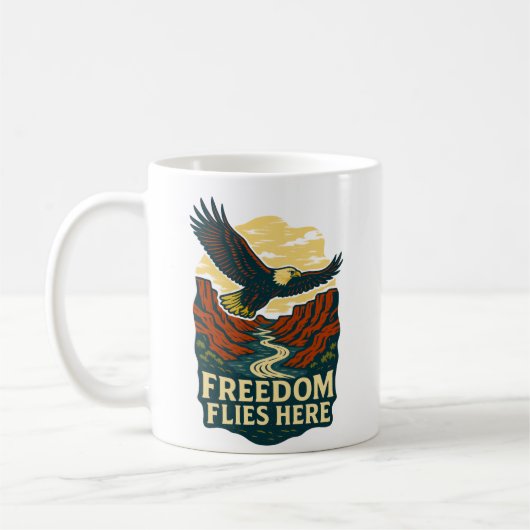 Freedom Flies Here Retro Eagle Artwork コーヒーマグカップ (左)