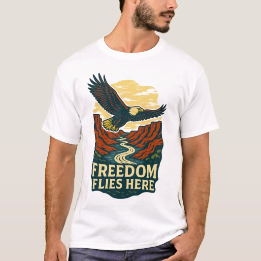Freedom Flies Here Retro Eagle Artwork Tシャツ (正面)