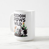 Freedom Grows Wild - スケアリーコーギーのガーデニング風刺画 コーヒーマグカップ (正面左)