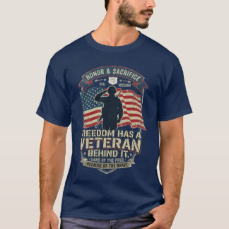 Freedom Has a Veteran Behind It Patriotic Veteran Tシャツ