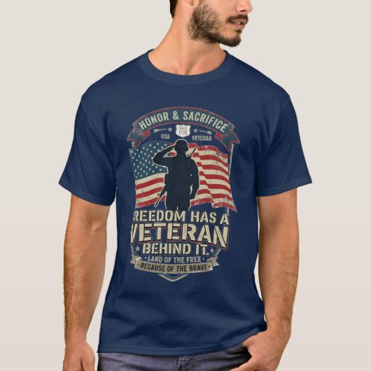 Freedom Has a Veteran Behind It Patriotic Veteran Tシャツ (正面)