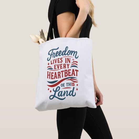 Freedom Lives in Every Heartbeat–4th of july quote トートバッグ (クローズアップ)