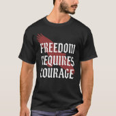  Freedom Requires Courage - Eagle Wing Gothic Typo Tシャツ (正面)