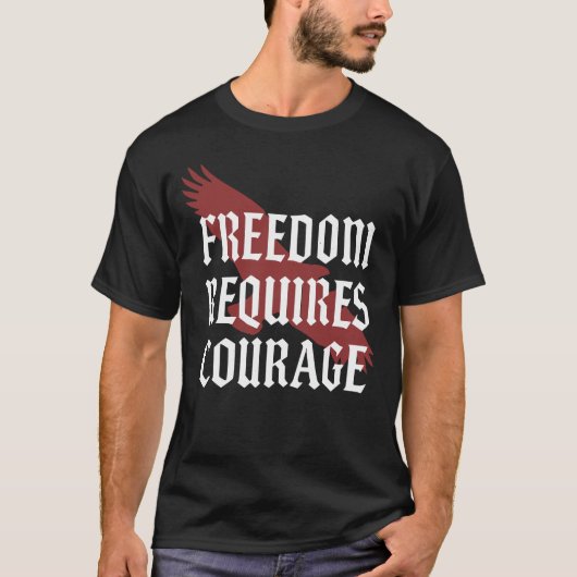  Freedom Requires Courage - Eagle Wing Gothic Typo Tシャツ (正面)