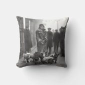 French Bulldogs Walker Gray/Black Throw Pillow クッション (正面)