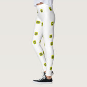 "Fresh Kiwis on White Background – Minimalist Frui レギンス (左)