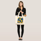 Fresh Lemon Pattern Tote Bag – Citrus Summer Desig ラージトートバッグ (正面(モデル))