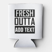 FRESH OUTTA – ここにテキストを追加/独自のテキストを作成 缶クーラー (正面)