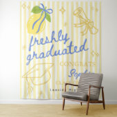 Freshly Graduated Lemon Blue Bow Graduation タペストリー (インサイチュ)
