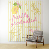Freshly Graduated Lemon Pink Bow Graduation タペストリー (インサイチュ)