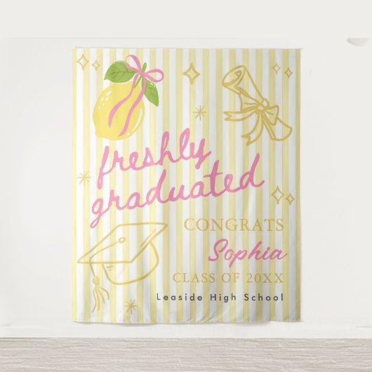 Freshly Graduated Lemon Pink Bow Graduation タペストリー (正面)