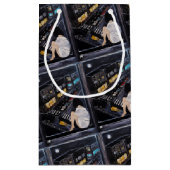 Friday Night Painting by Alfred Fox スモールペーパーバッグ (裏面)