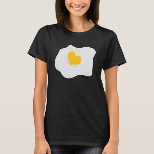 Fried Egg Heart Egg Pun Vegan Breakfast Tシャツ (正面)