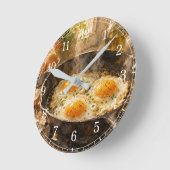 Fried Eggs in a Pan Wall Clock — Fun Kitchen Desig ラウンド壁時計 (傾斜)
