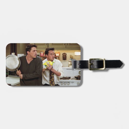 FRIENDS™ | ジョーイとチャンドラーが怖がる ラゲッジタグ (正面横)