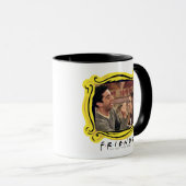 FRIENDS™ | ロスがレイチェルのメイクをする マグカップ (正面右)
