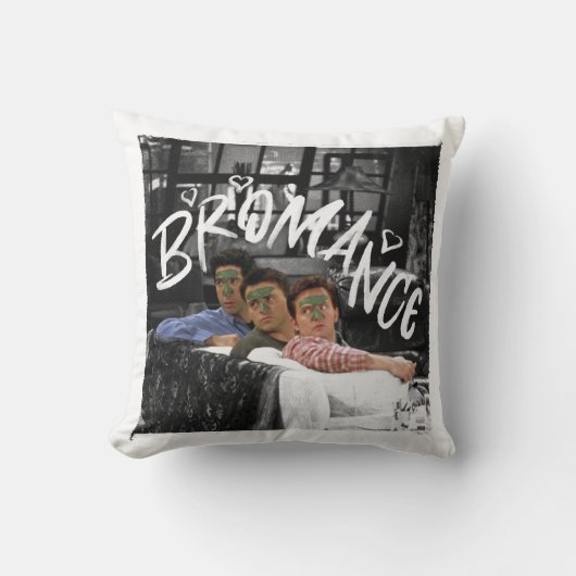 FRIENDS™ | ロス、ジョーイ、チャンドラーのブラ友 クッション (正面)