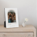 Friends 最高の BFF エレガント Arch Frame Photo Keepsake フォトプラーク<br><div class="desc">友人のための特別な、思い出に残る、美しい写真のギフト最高の。このデザインは独身のアーチデザインに写真のレイアウトを備えモダン、バラ金ゴールド同心の円のフレームフェイクは、独自の姉妹の写真を表示する。「友最高の人」はバラと友スタイリッシュ人の金ゴールドタイポグラフィでフェイク設計されている。カスタマイズ最高の友の名前を。あなたの友人と自分に思い出に残る最高の特別な贈り物を送りなさい。注：色は好みに合わせて変更できる。</div>