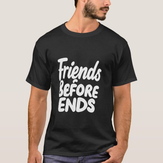 Friends Before Ends 太字のタイポグラフィック Tシャツ (正面)