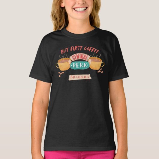 FRIENDS™ | But First Coffee - セントラルパーク Tシャツ (正面)