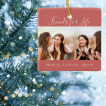 Friends for life brown red photo names keepsake セラミックオーナメント<br><div class="desc">誕生日や最高のクリスト、特別なイベントのための贈り物。文字: Friends for Life書、トレンディー手書きスタイルスクリプト。自分の写真と名前をパーソナライズして使用する。茶色の赤い背景。</div>