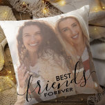 Friends Forever 最高の 2フォトブラックスクリプトオーバーレイ クッション<br><div class="desc">友達最高の永遠の写真の枕と文字のオーバーレイエレガント。この写真テンプレートは、前面と背面の写真を追加できるように設定されている。フロントには、手書きの台本と読タイポグラフィで最高の「友達は永遠」と呼ばれる文字オーバーレイもはっきりしたある。このデザインは白いオーバーレイまたは黒いオーバーレイで利用でき、写真に合った色を最高の選択できる。</div>