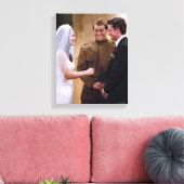 FRIENDS™ | Joeyがモニカとチャンドラーと結婚 キャンバスプリント (インサイチュ (リビング))