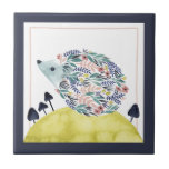 Friends of Clementine |フォークアートヘッジホッグ タイル<br><div class="desc">この水彩プリントは、キノコの間の習性のハリネズミを特徴としている | Grace Popp</div>