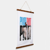 FRIENDS™ | PIVOT PIVOT PIVOT 引用 吊り下げ型タペストリー (傾斜あり)