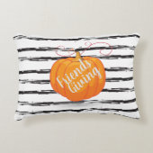 FriendsGivingの休日の秋のかえでの葉及びカボチャ アクセントクッション (正面)