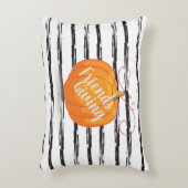 FriendsGivingの休日の秋のかえでの葉及びカボチャ アクセントクッション (正面(垂直))