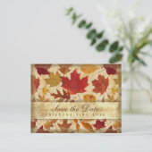 Friendsgivingの保存ベージュ日付の紅葉 インビテーションポストカード (スタンド正面)