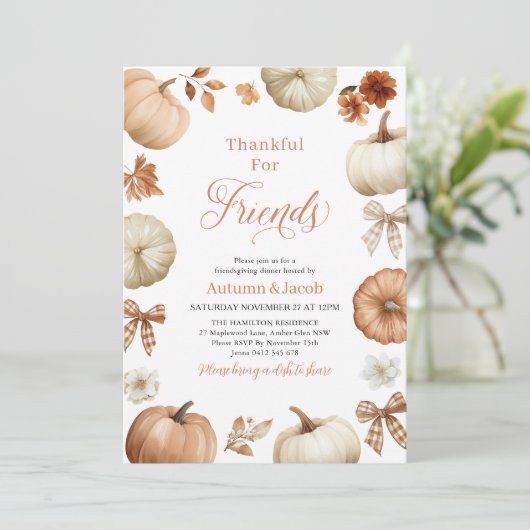 Friendsgiving Thanksgiving Dinner Pumpkin Bows 招待状 (スタンド正面)