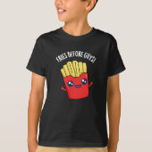 Fries Before Guys おもしろい Fries Pun Dark BG Tシャツ (正面)