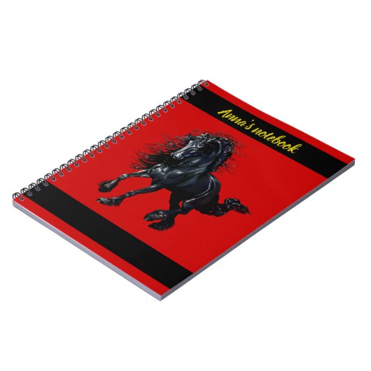 Friesianの種馬、黒い美しいの馬、赤または名前 ノートブック (左側)