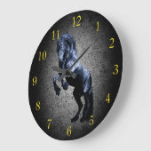 Friesianの馬、黒い種馬の美しいの灰色の花こう岩 ラージ壁時計 (傾斜)