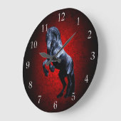 Friesianの馬、黒い種馬の美しいの赤の花こう岩 ラージ壁時計 (傾斜)