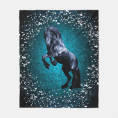 Friesianの馬、黒い種馬、青い雪 フリースブランケット (正面)