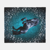 Friesianの馬、黒い種馬、青い雪 フリースブランケット (正面(横))