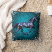 Friesianの馬、黒い美しいの種馬は、青雪が降ります クッション (ブランケット)