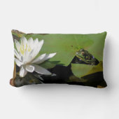 Frog Admiring Water Lily Lotus Flower ランバークッション (正面)