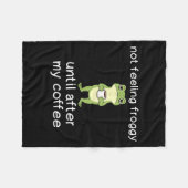 Frog Funny Coffee Quote Not Feeling Froggy Until A フリースブランケット (正面(横))
