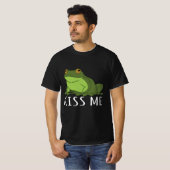 Frog Gift -キスMe – バグキャッチャーデザイン Tシャツ (正面フル)