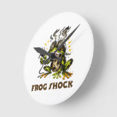 Frog Shock – Funny Electrified Frog Cartoon Illust ラウンド壁時計 (傾斜)