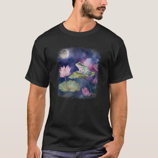 Frog sitting on lily pad flower lotus moon night tシャツ (正面)